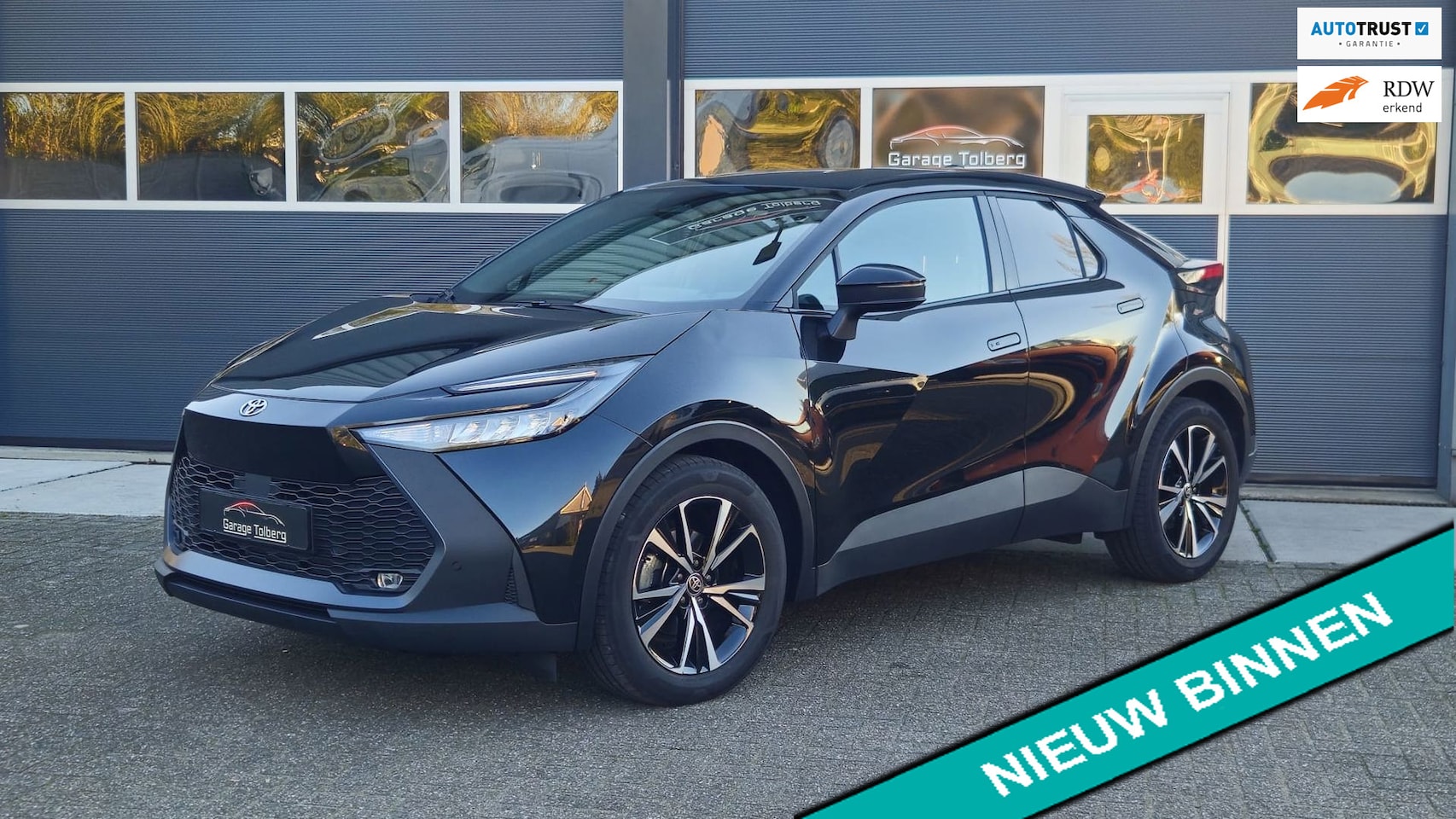 Toyota C-HR - 1.8 Dynamic, 12.000 km, mooie zwarte metallickleur. BOMVOL!!!!! - AutoWereld.nl