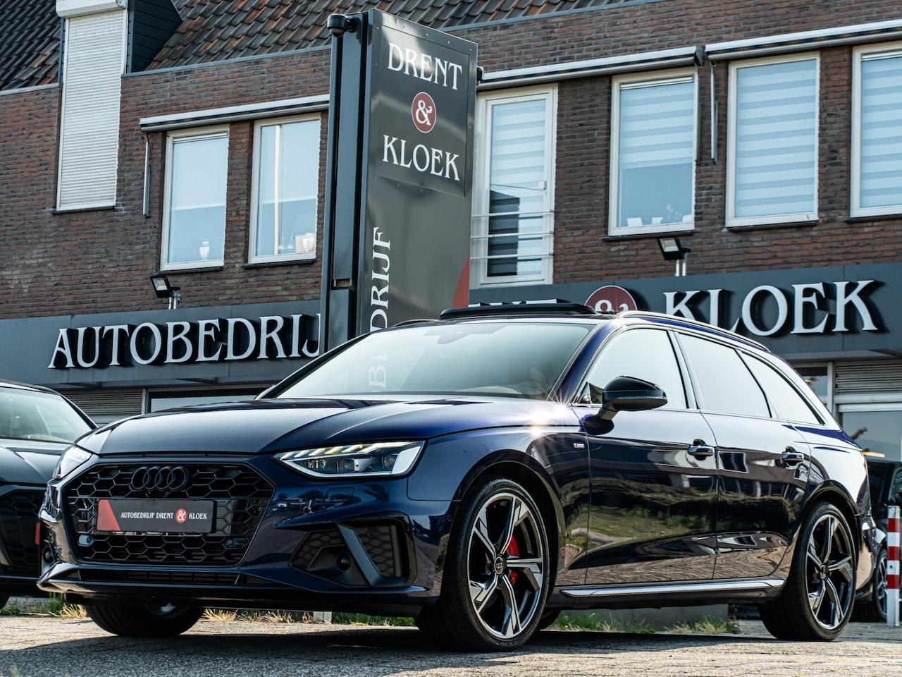 Audi A4 Avant - 40 TFSI S edition PANO RS SCHAALSTOEL BLACK OPTIC 19 INCH CAMERA TREKHAAK BOMVOL!! - AutoWereld.nl