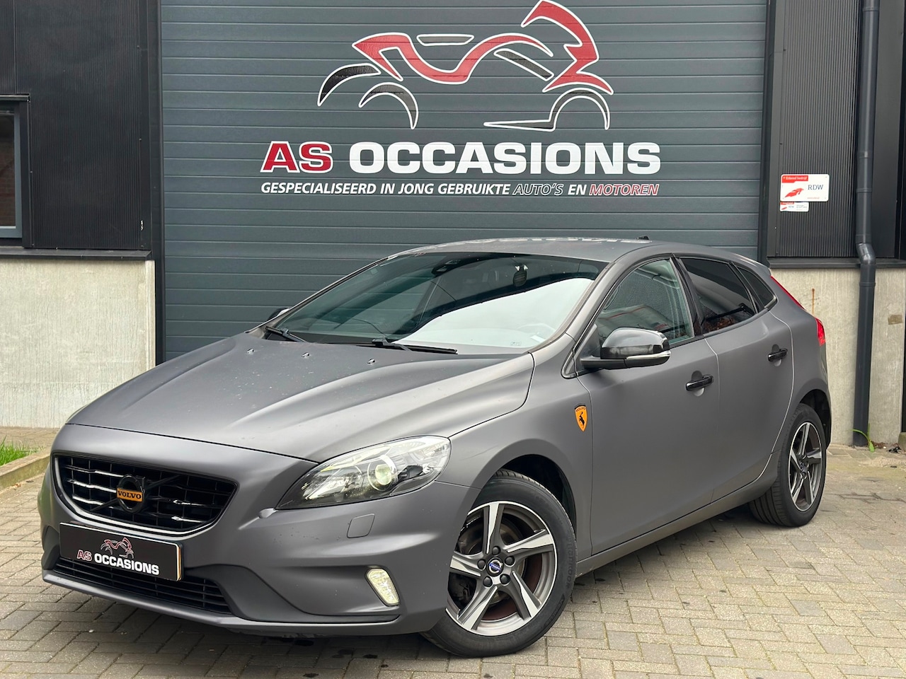 Volvo V40 - 2.0 D2 R-Design - Matt Grijs - Euro 6 - Airco - AutoWereld.nl