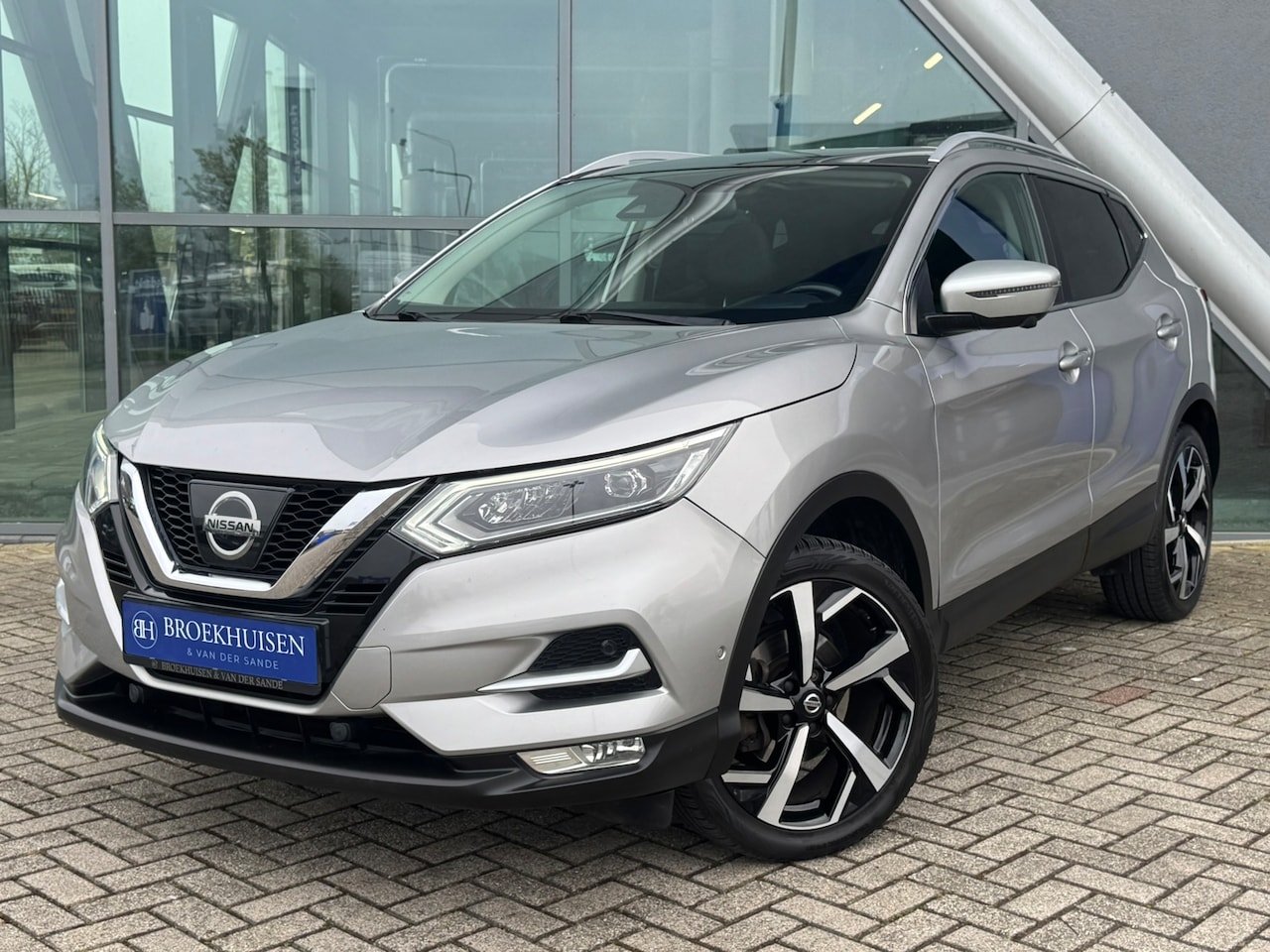 Nissan Qashqai - 1.2 Tekna + Panoramadak / 360 Camera / Stoelverwarming / Trekhaak - AutoWereld.nl