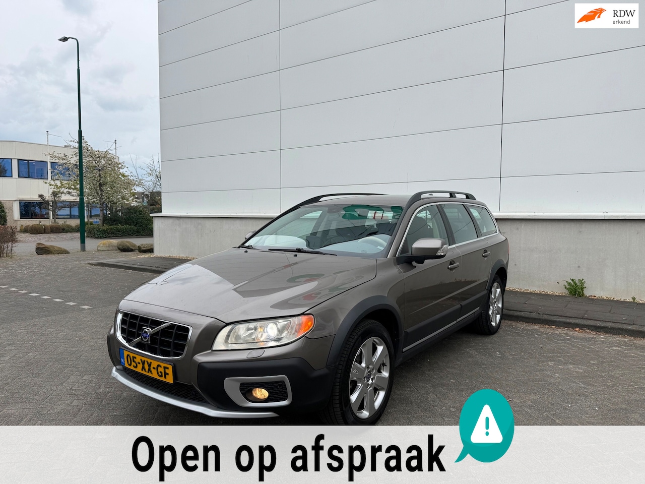 Volvo XC70 - 3.2 Summum XENON/BOEKJES/FULL OPTIONS/NAVI/DODEHOEK/KEYLESS/ - AutoWereld.nl