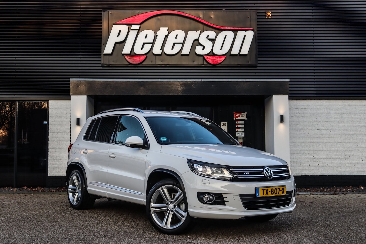 Volkswagen Tiguan - 1.4 TSI 2x R-Line TREKHAAK KEYLESS XENON - AutoWereld.nl