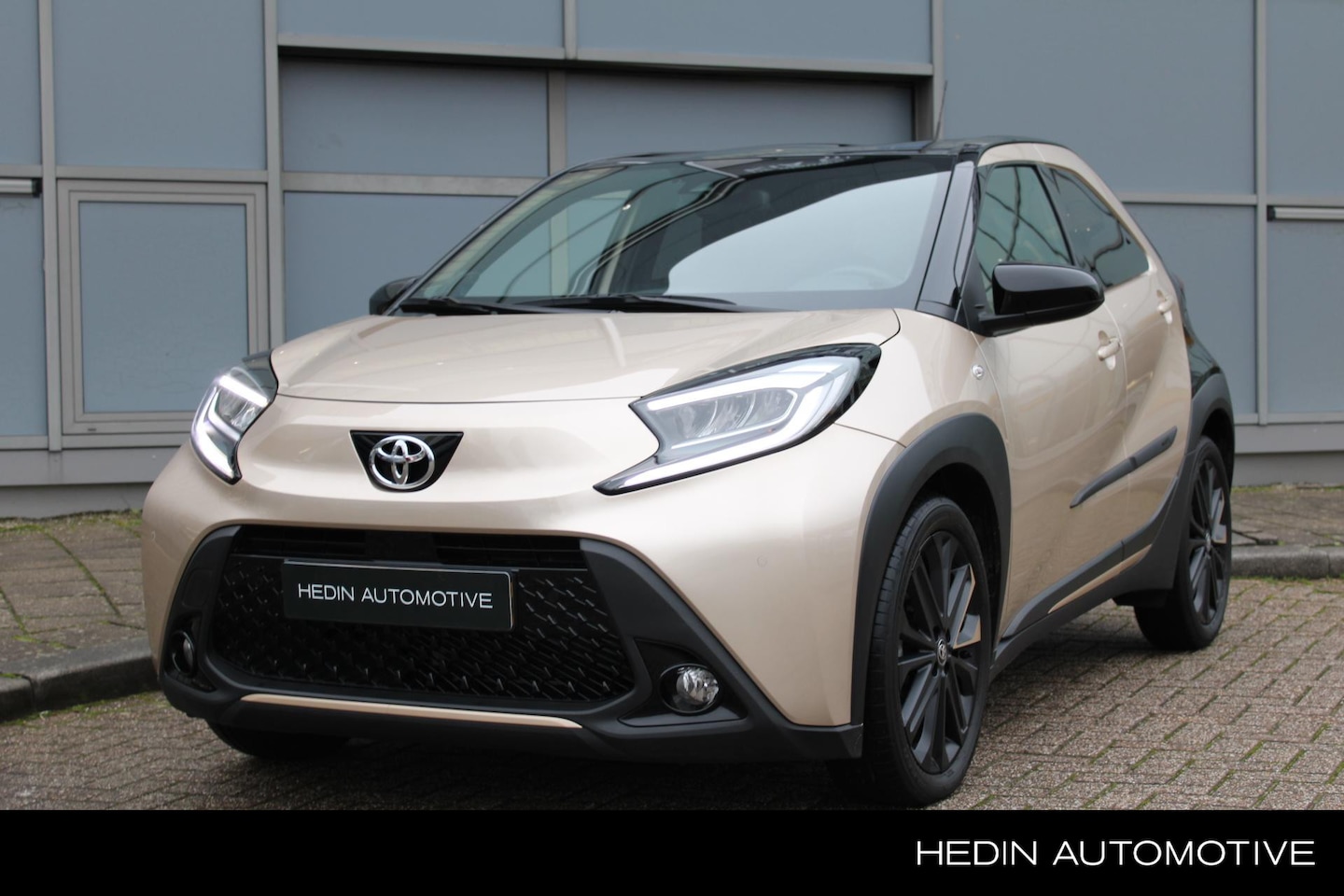 Toyota Aygo X - 1.0 VVT-i MT Premium | Navigatie | Stoelverwarming | Camera | Climate control | Adapt. Cru - AutoWereld.nl