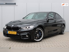BMW 3-serie - 320i M-PACK I AKRAPOVIC I DIGITAAL DASH I LEDER I NAVI I LED I KEYLESS START I
