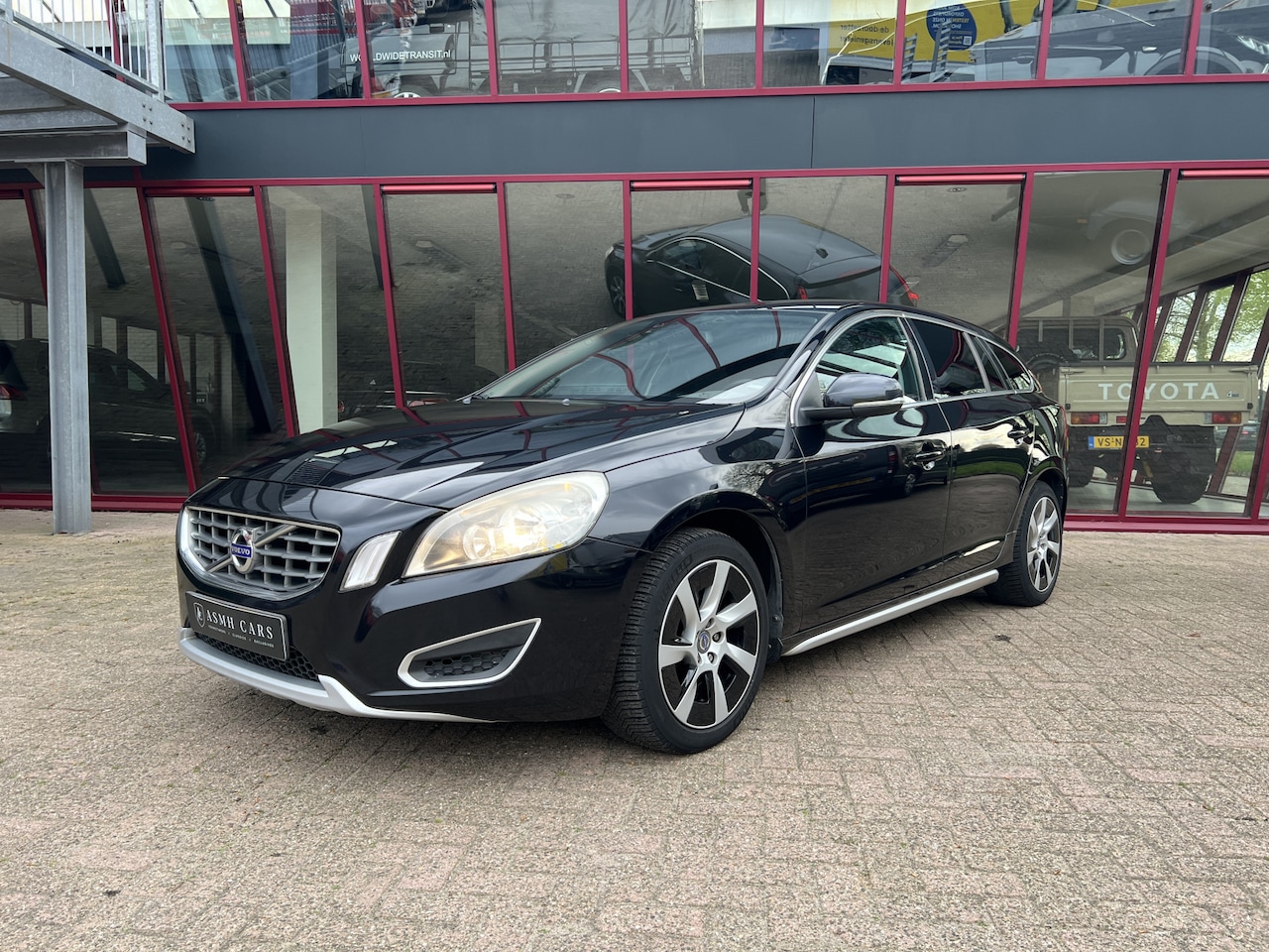 Volvo V60 - 1.6 T3 Momentum | CC | PDC | Airco | Trekhaak | Leder | - AutoWereld.nl