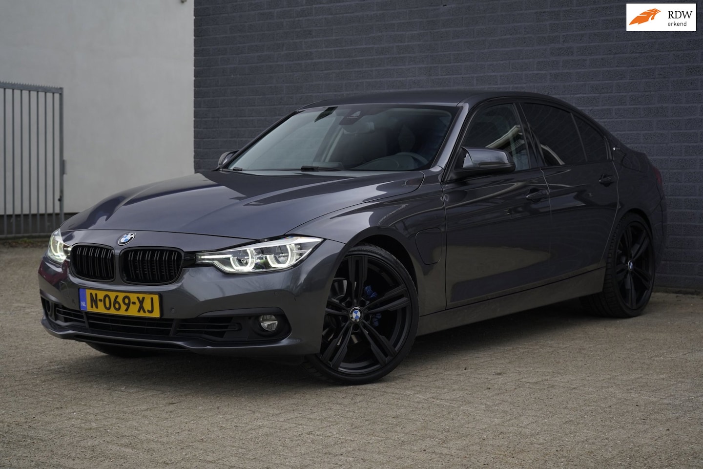 BMW 3-serie - 330e Hybrid Leder, Led, Navi, Cruise control NAP - AutoWereld.nl