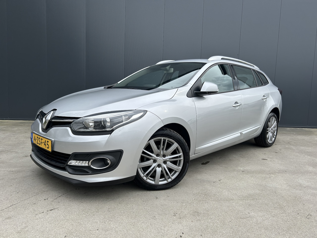 Renault Mégane Estate - 1.5 dCi Bose LED NAVI CRUISE ECC - AutoWereld.nl