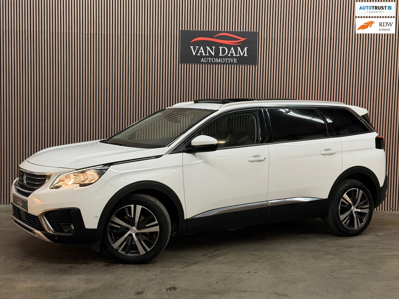 Peugeot 5008 - 1.2 PureTech Allure 2018 / 7PERSOONS NIEUWE DISTRIBUTIE - AutoWereld.nl