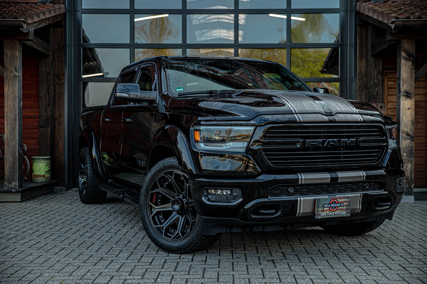 Dodge Ram 1500 - 5.7 V8 Laramie LPG, H/K, Cruise Control, Memory Dealer, onderhouden, 4Play Wheels - AutoWereld.nl