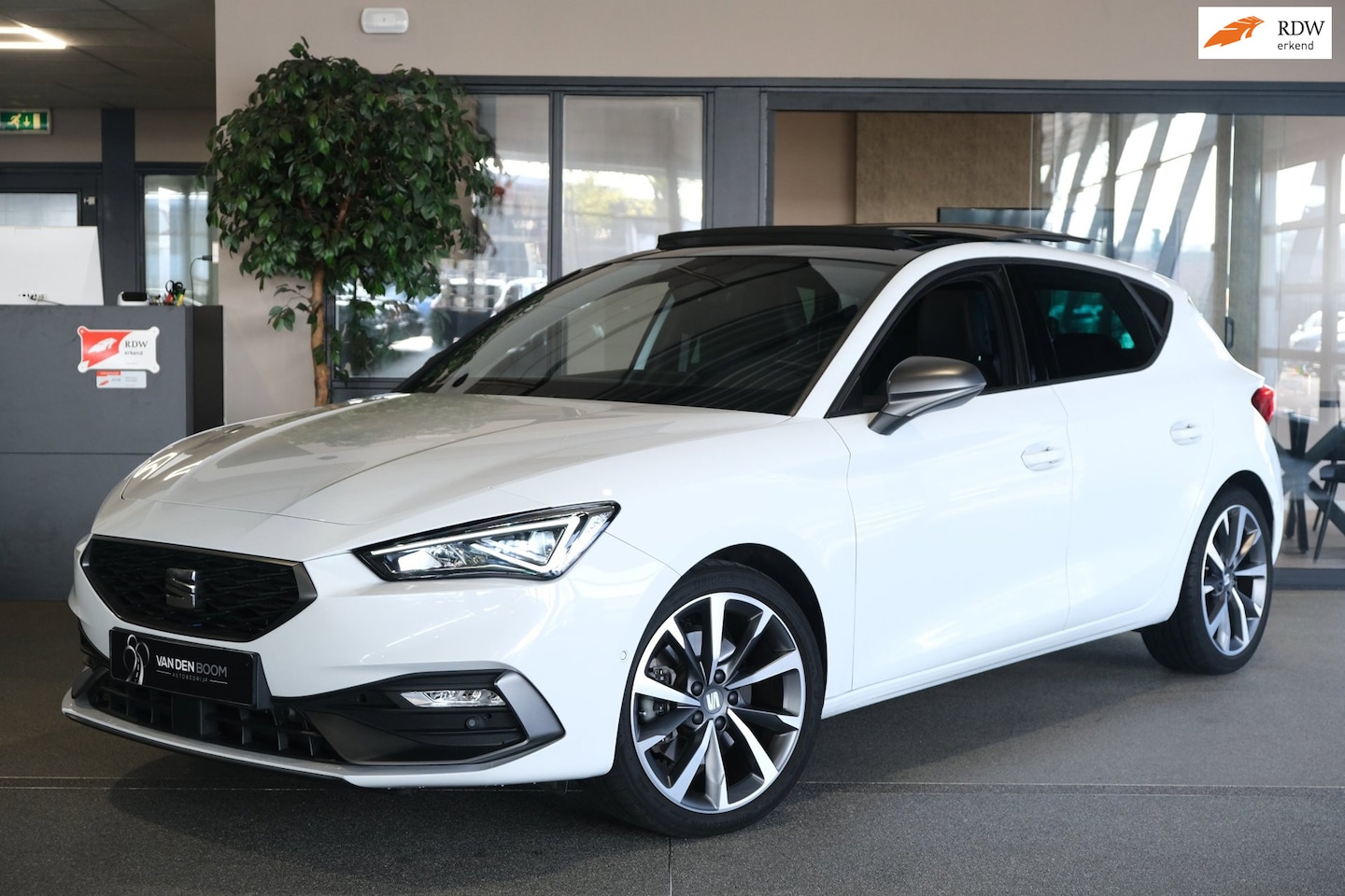 SEAT Leon - 1.5 eTSI FR DSG Pano Navi Led Virtual Acc Cam Pdc - AutoWereld.nl