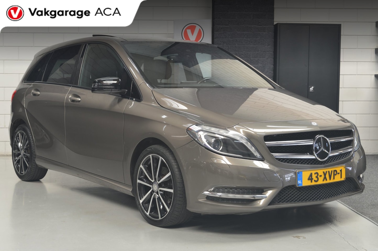 Mercedes-Benz B-klasse - 180 Ambition // AUTOMAAT // TREKHAAK // LEDER // NAVI // PANO // - AutoWereld.nl