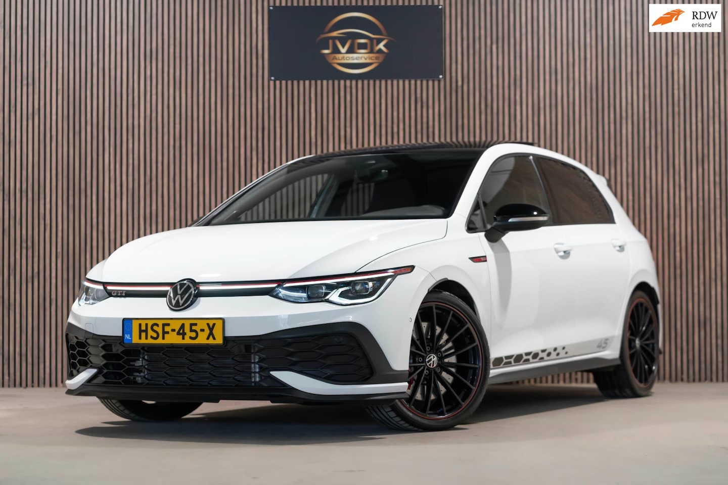 Volkswagen Golf - 2.0 TSI GTI 45 JAHRE EDITION AKRAPOVIC DSG PANO CAMERA 2022 - AutoWereld.nl