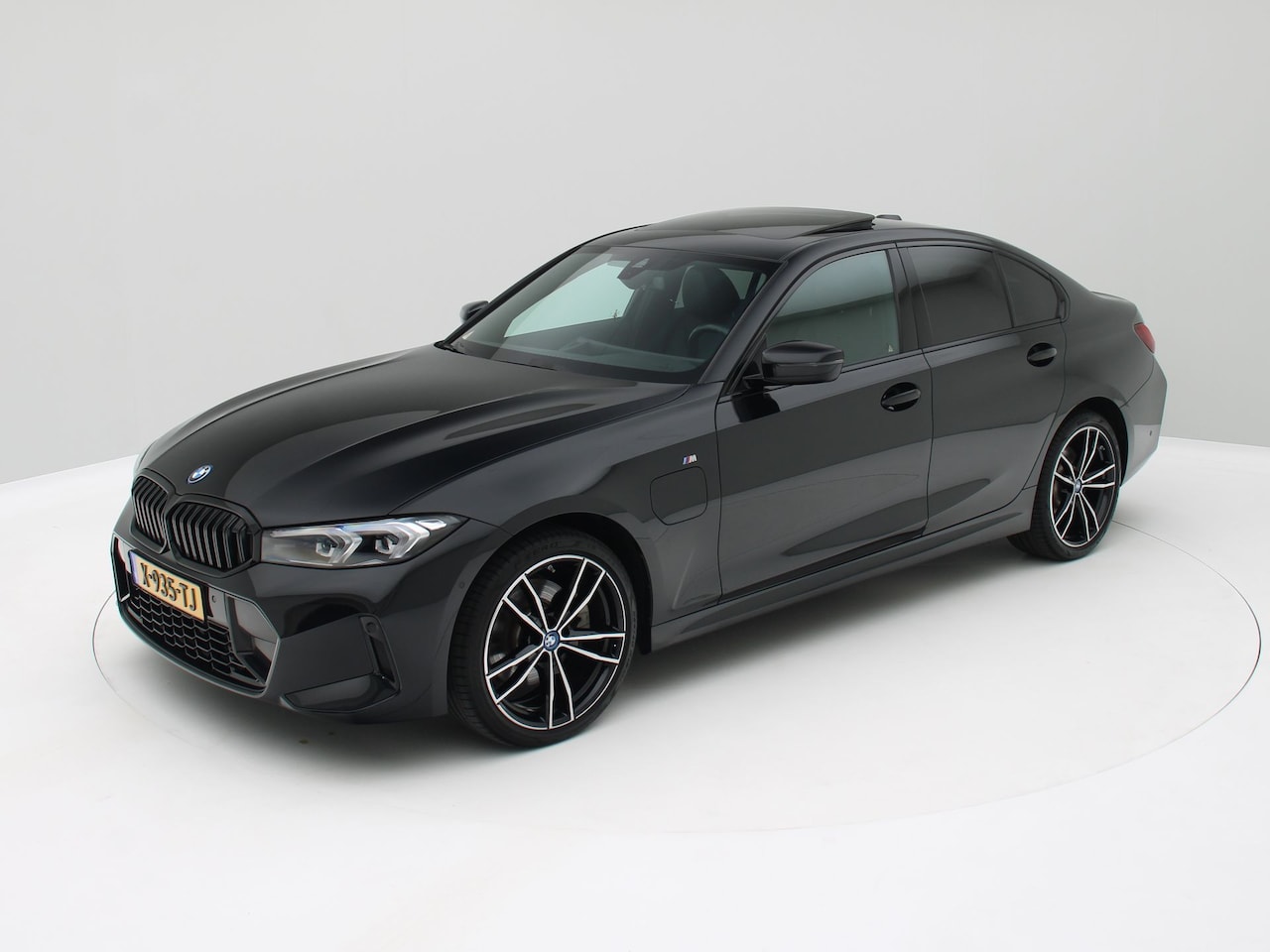 BMW 3-serie - 320e Panorama / M-Sport Shadowline / Aerodyn.pakket / Elec.klep / Origineel NL - AutoWereld.nl