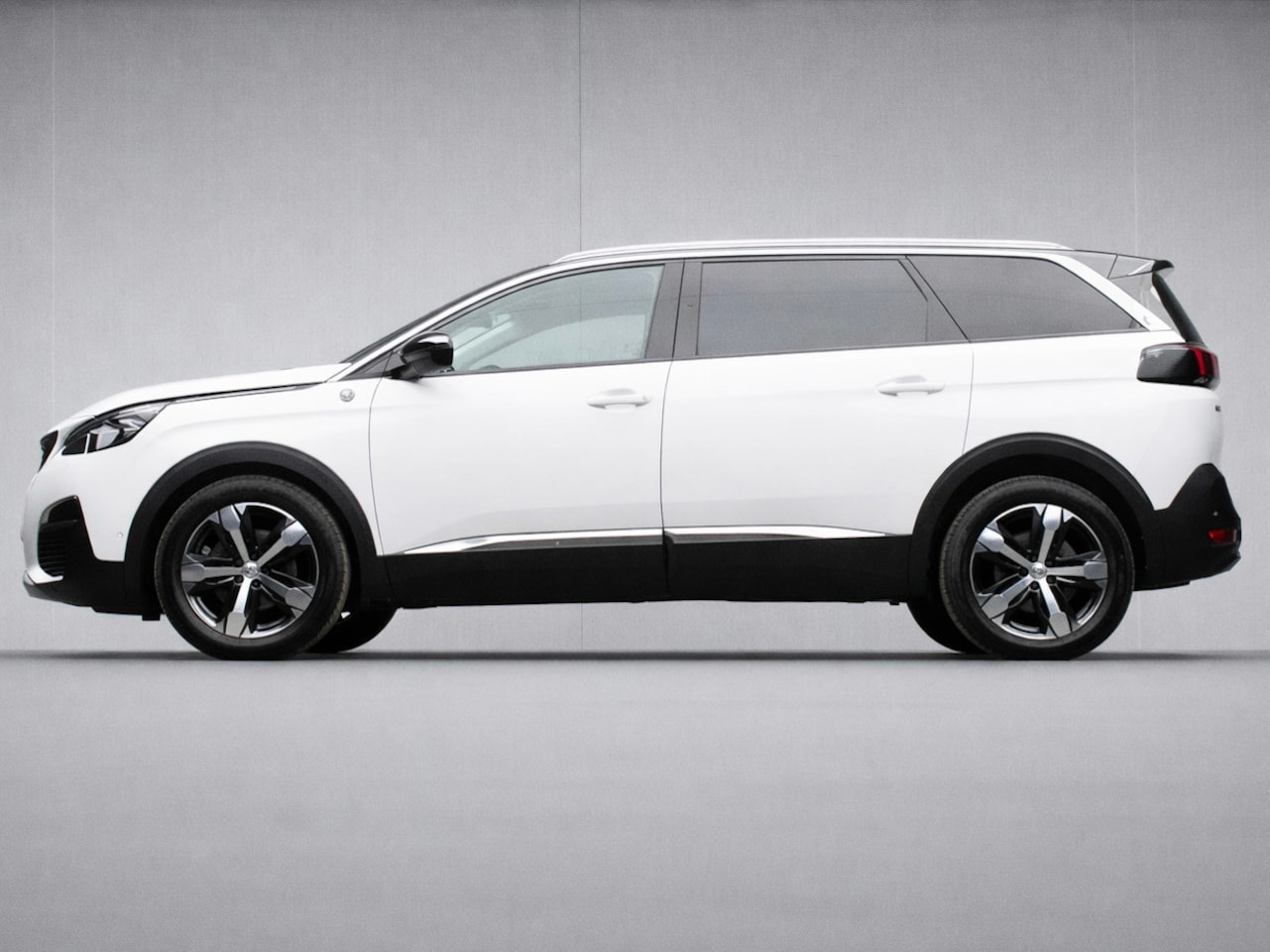 Peugeot 5008 - 1.2 PureTech Allure Sport (APPLE CARPLAY,NAVI,LED,CAMERA,360 VIEW,LEDER,GETINT,CRUISE,CLIM - AutoWereld.nl