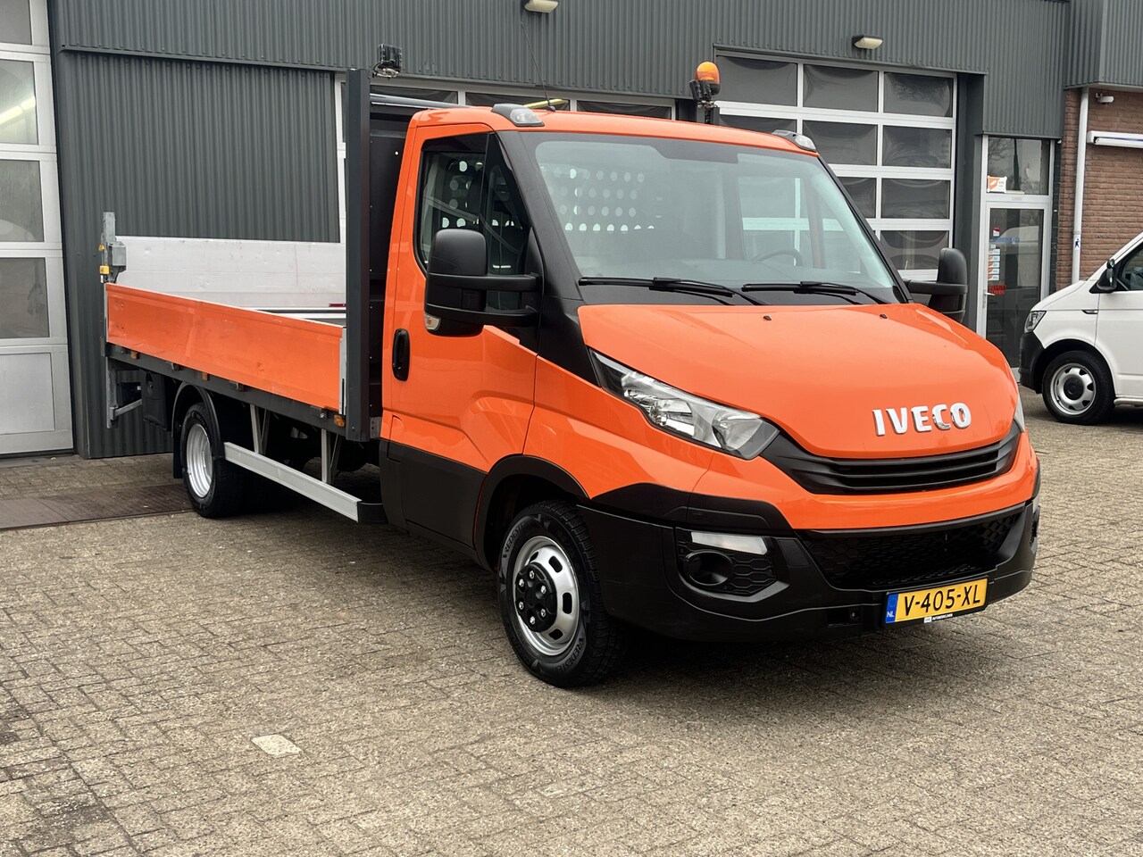 Iveco Daily - 35C14 2.3 375 Laadklep 500kg Trekhaak 3500kg trekgewicht Airco 2-Persoons Open laadbak Pic - AutoWereld.nl