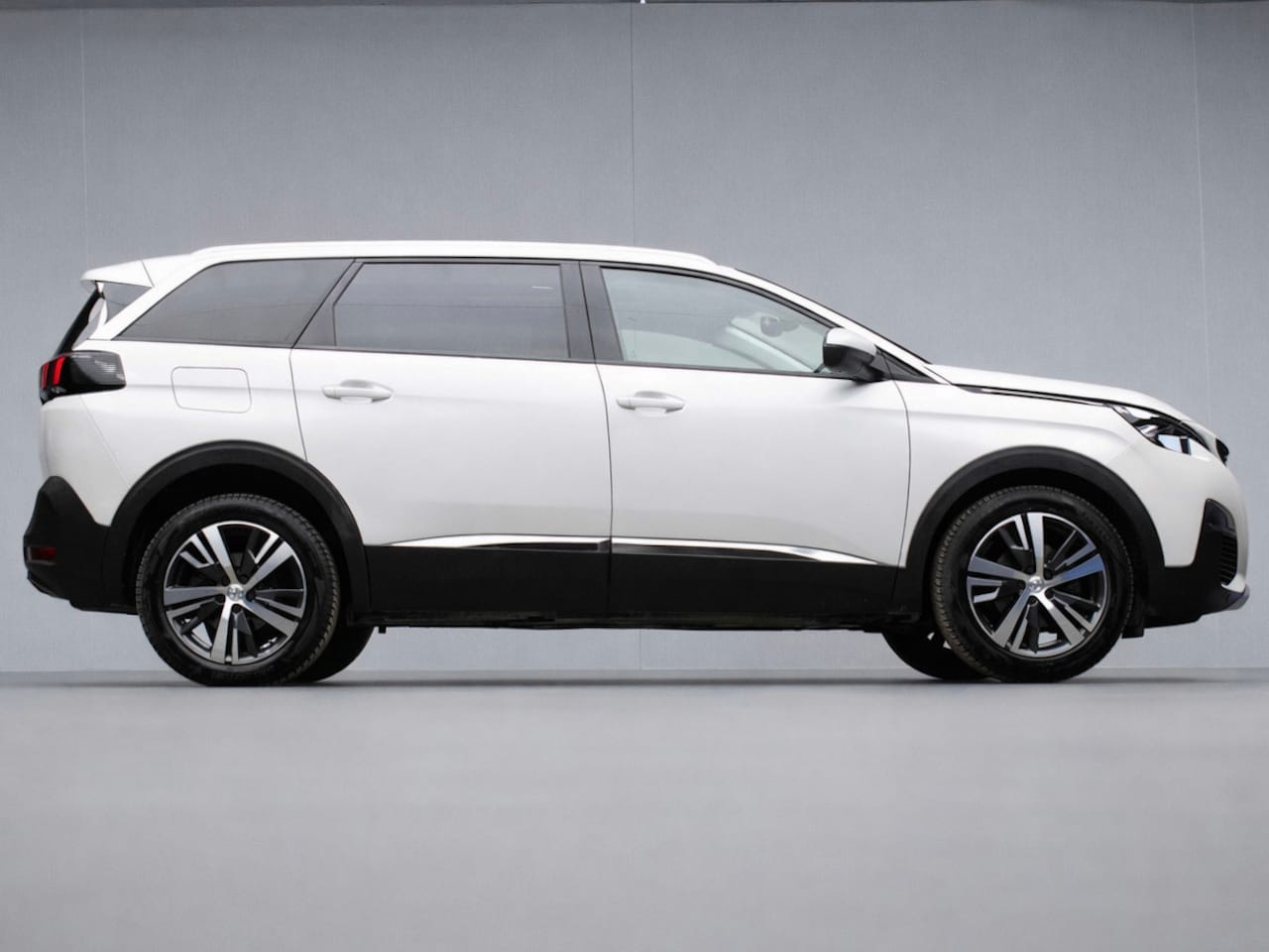 Peugeot 5008 - 1.2 PureTech Allure Sport 7P(PANORAMADAK,APPLE CARPLAY,NAVI,CAMERA,360 VIEW,SFEER VERLICHT - AutoWereld.nl