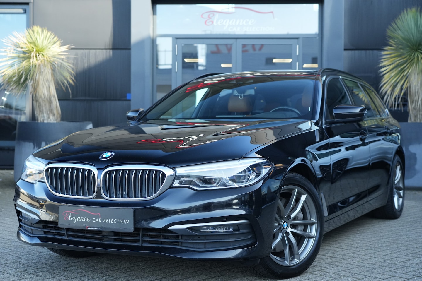 BMW 5-serie Touring - 540d xDrive High Executive 320pk Panoramadak/Trekhaak/Camera - AutoWereld.nl