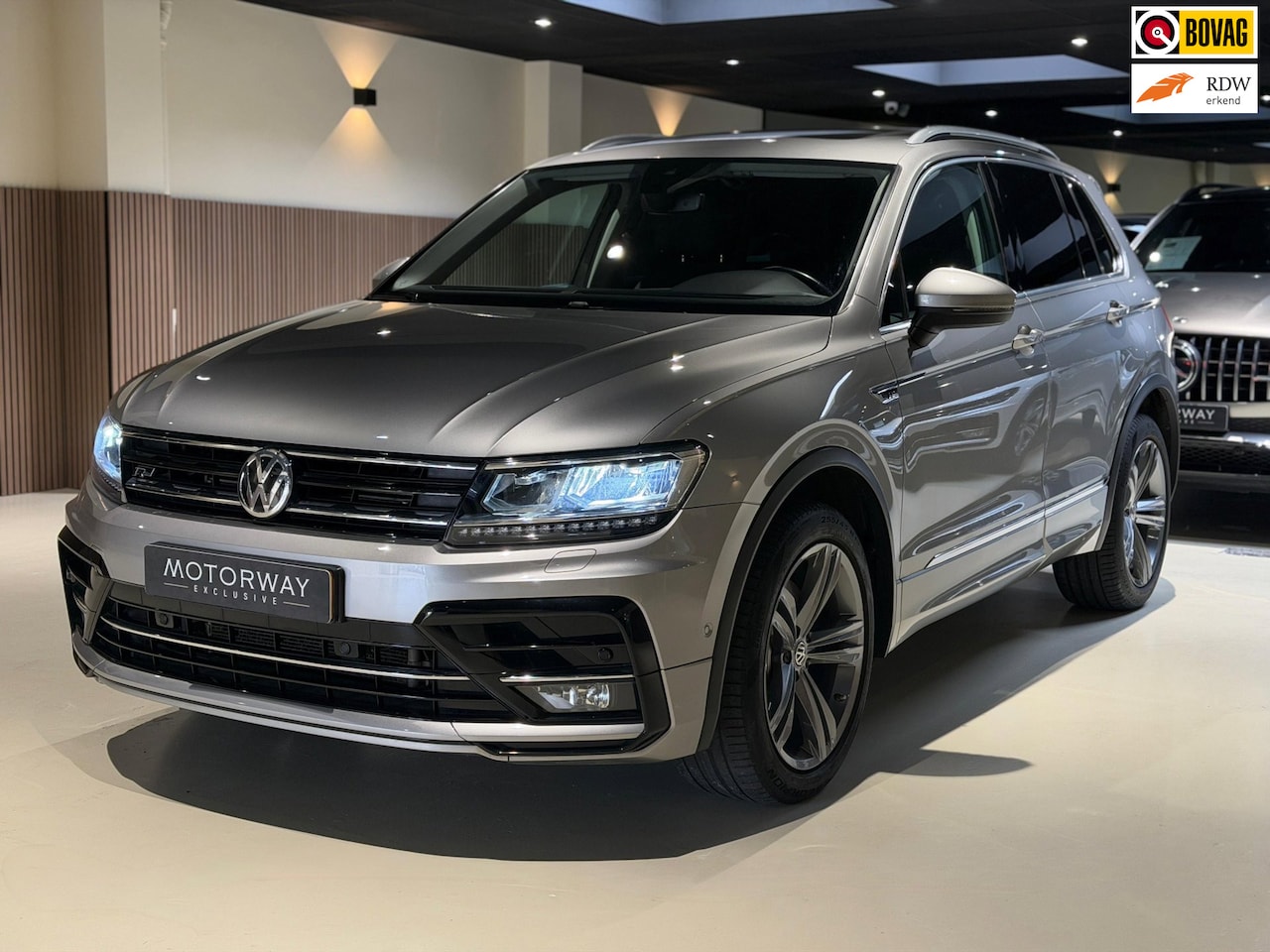 Volkswagen Tiguan - 2.0 TSI 4Motion R-Line|Keyless|Pano|Trekhaak| - AutoWereld.nl