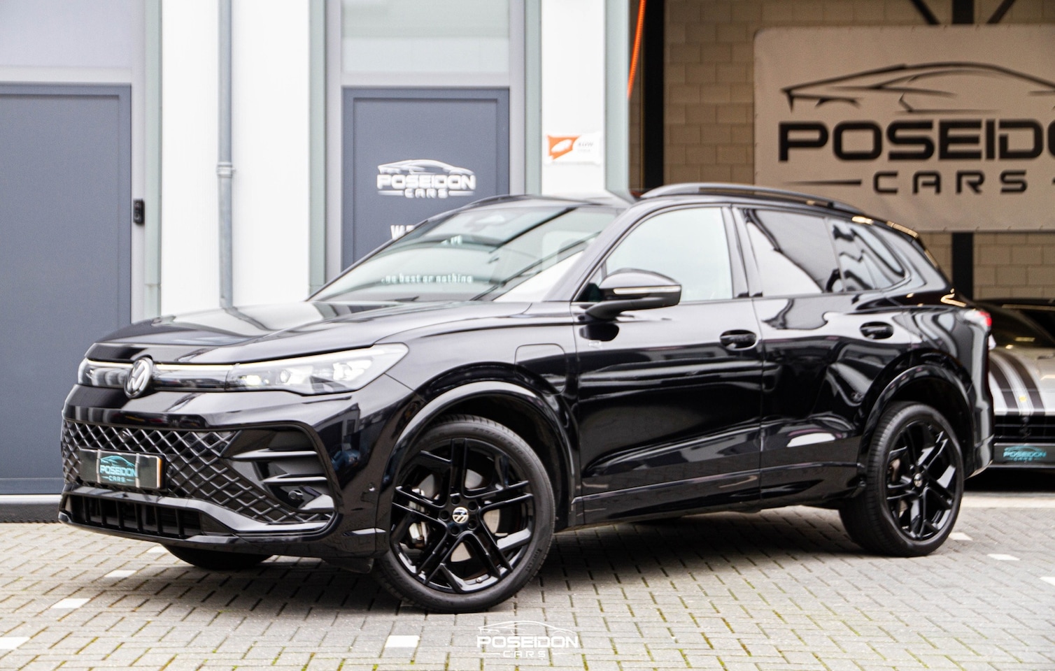 Volkswagen Tiguan - 1.5 eHybrid R-Line Edition ACC | HEAD-UP | 360 CAMERA | SFEER | BLACK ON BLACK - AutoWereld.nl