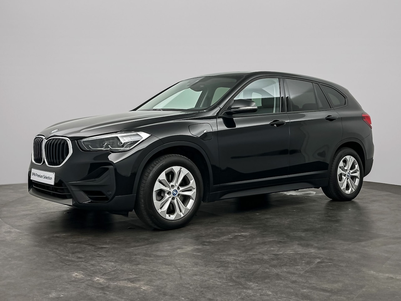 BMW X1 - xDrive25e | Trekhaak | Panoramadak | Stoelverwarming | Sportstoelen | Extra getint glas ac - AutoWereld.nl