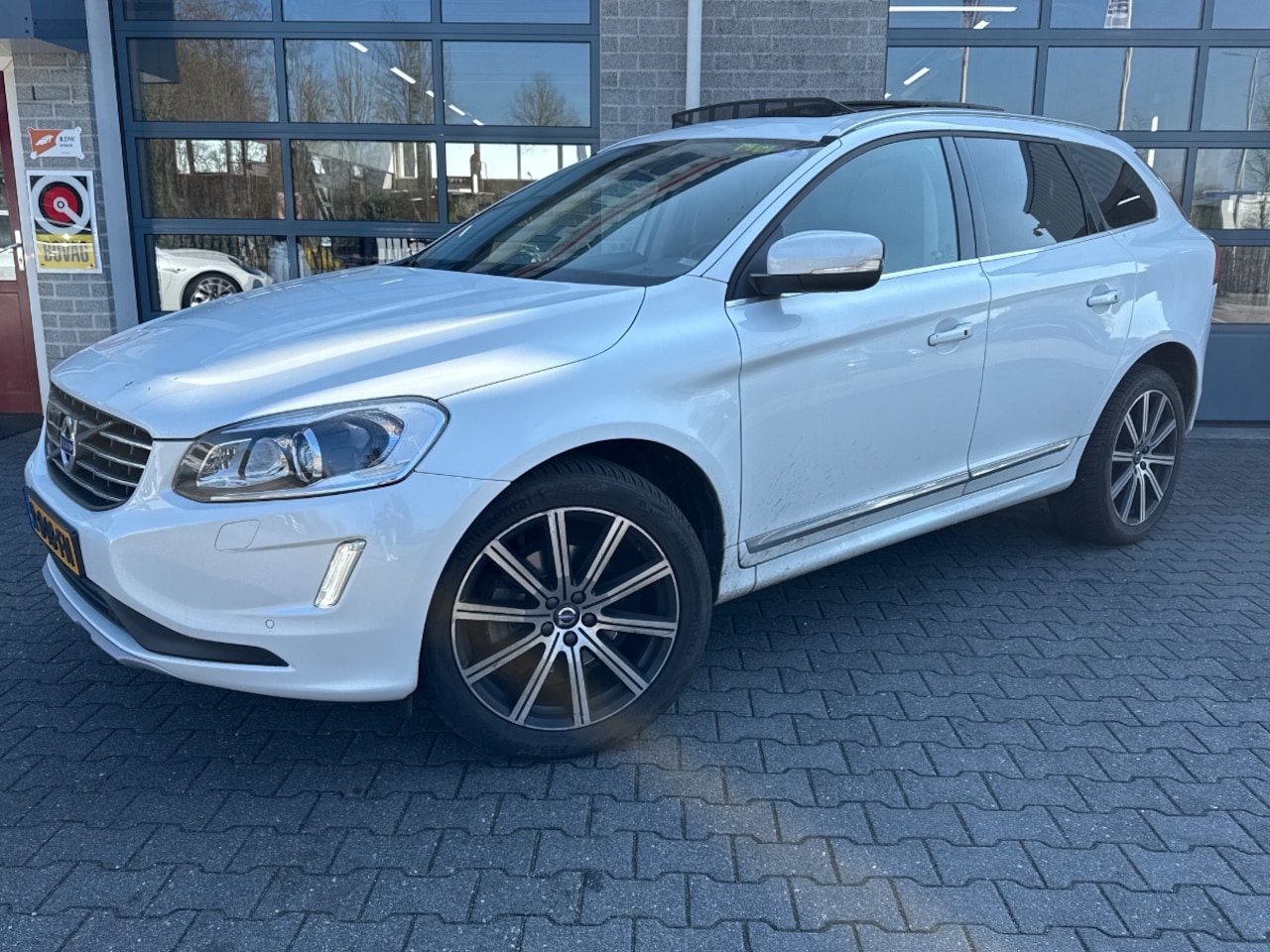 Volvo XC60 - 2.4 D5 R-Design|SCHUIFDAK|DEALER ONDERHOUDEN| - AutoWereld.nl