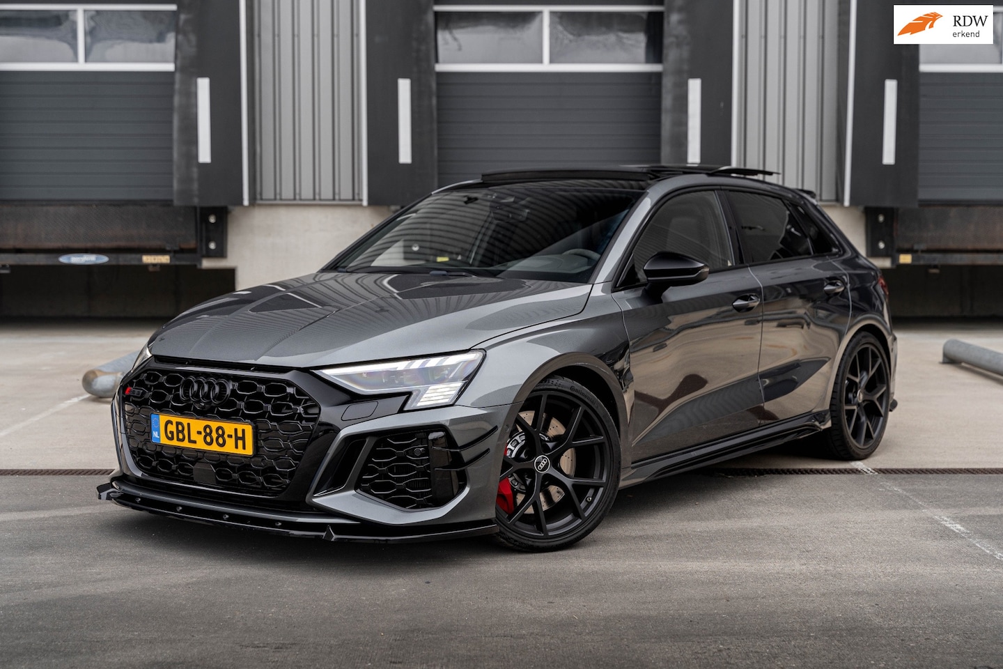 Audi A3 Sportback - 2.5 TFSI RS 3 quattro PANO/B&O/CARBON/CAMERA/APK 10-4-2028 - AutoWereld.nl