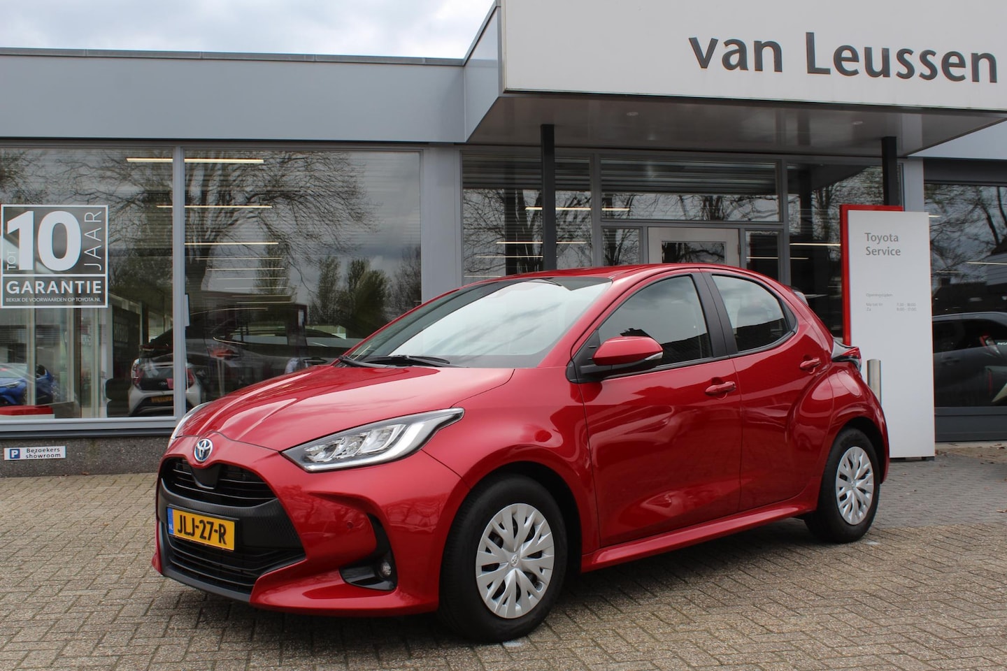 Toyota Yaris - 1.5 HYBRID 115 BUSINESS DODEHOEK KEYLESS PARK.SENSOREN DRAADLOOS-LADEN AD-CRUISE APPLE/AND - AutoWereld.nl