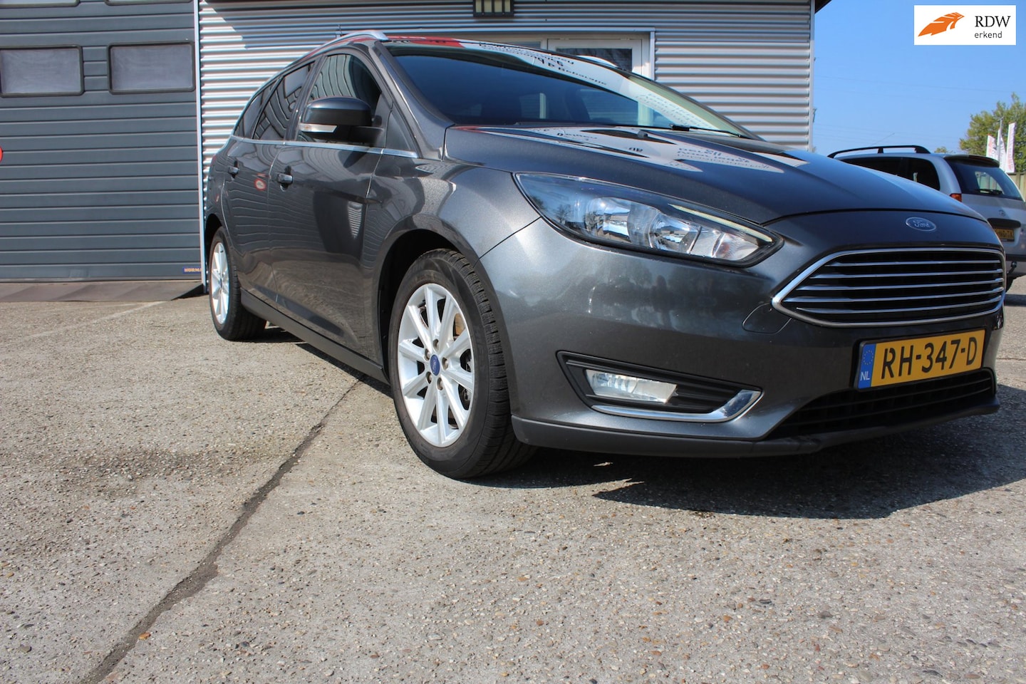 Ford Focus Wagon - 1.0 Titanium 1.0 Titanium, nieuwe distributie-set, trekhaak, navigatie, cruisecontrol, boekjes, 2x sleu - AutoWereld.nl