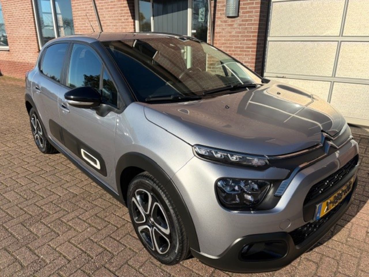 Citroën C3 - 1.2 PureTech Plus Navigatie / Private glas / PDC - AutoWereld.nl