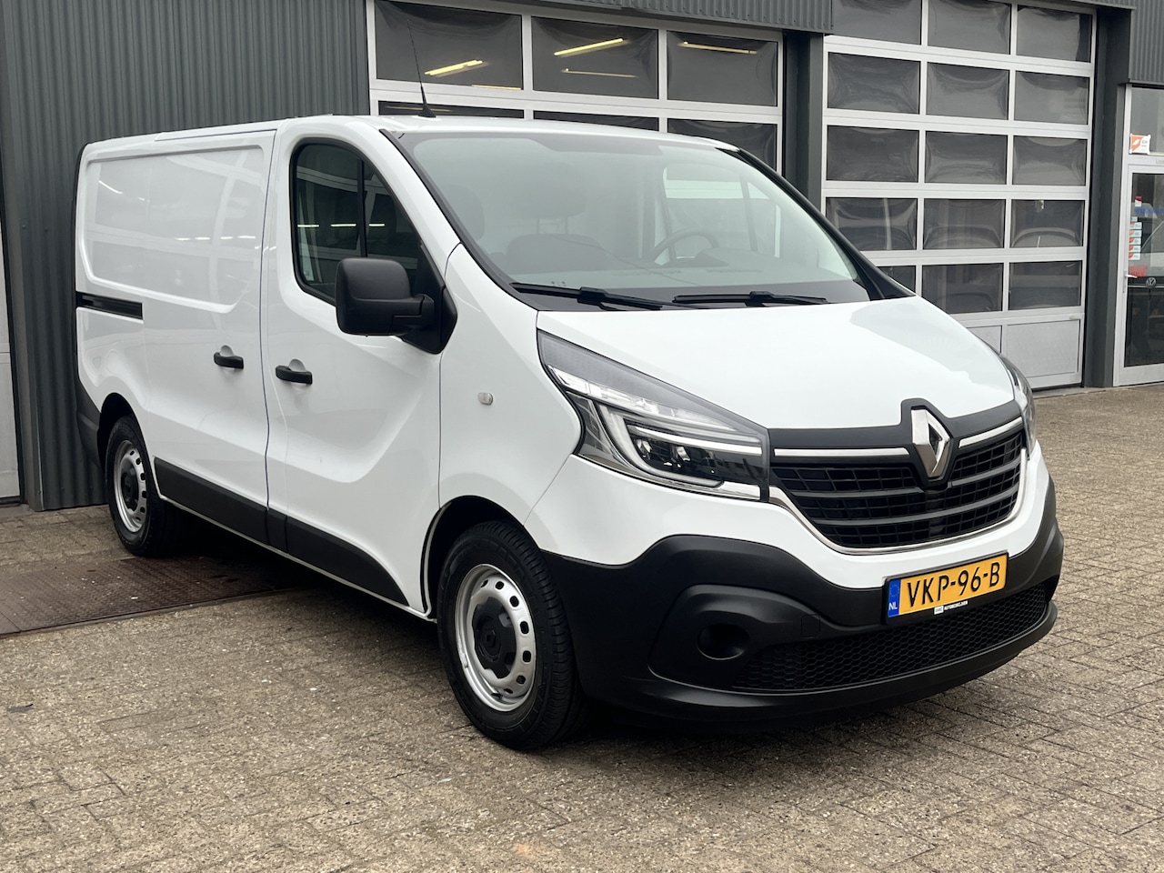 Renault Trafic - 2.0 dCi 120 L1H1 120pk Airco Cruise controle 3-Persoons Telefoonverbinding Parkeersensoren - AutoWereld.nl