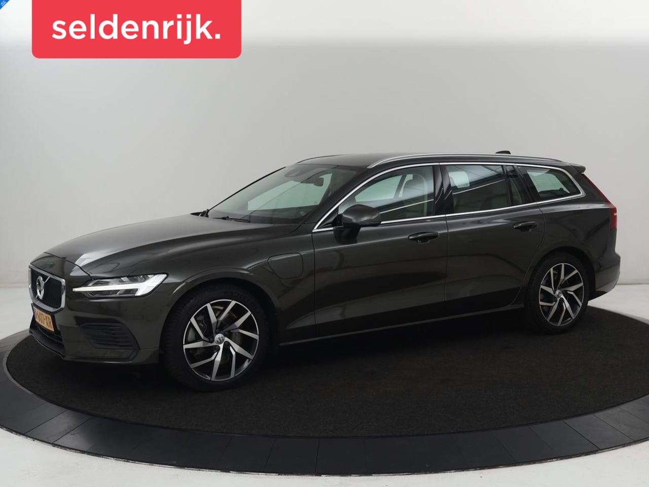 Volvo V60 - 2.0 T6 Twin Engine AWD Momentum Pro | SOH 88% | Stoelverwarming | Adaptive cruise | Carpla - AutoWereld.nl