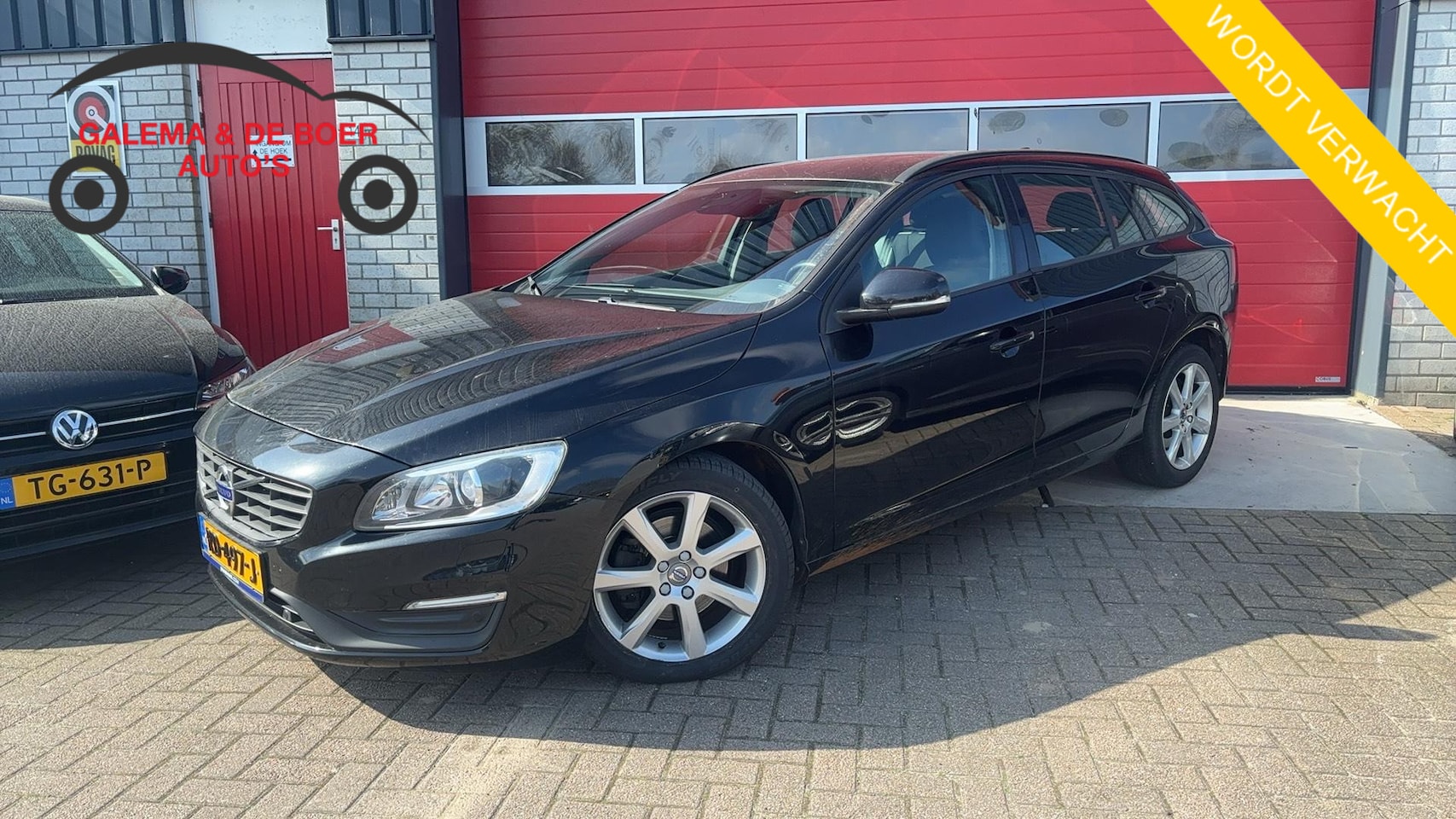 Volvo V60 - 2.0 D3 Momentum AUTOMAAT / NWE D-RIEM / TREKHAAK /  XENON / STOELVERW / NAVI / CLIMA / PDC - AutoWereld.nl