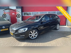 Volvo V60 - 2.0 D3 Momentum AUTOMAAT / NWE D-RIEM / TREKHAAK / XENON / STOELVERW / NAVI / CLIMA / PDC