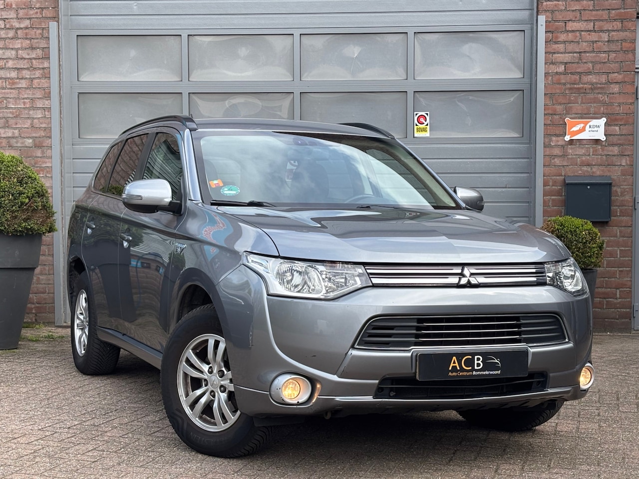 Mitsubishi Outlander - 2.0 PHEV Business Edition Perfect onderhouden, afgestempeld service boek aanwezig. - AutoWereld.nl