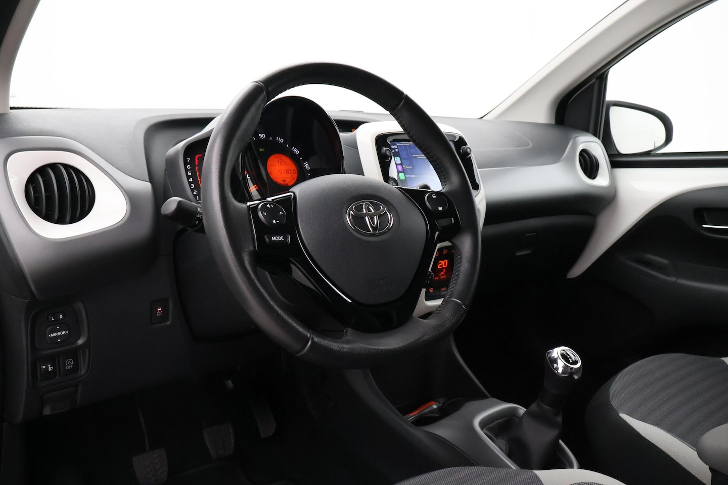 Toyota Aygo - 1.0 VVT-i x-joy | Apple Carplay / Android Auto | Clima | Camera | 15 inch | Bluetooth | Pr - AutoWereld.nl