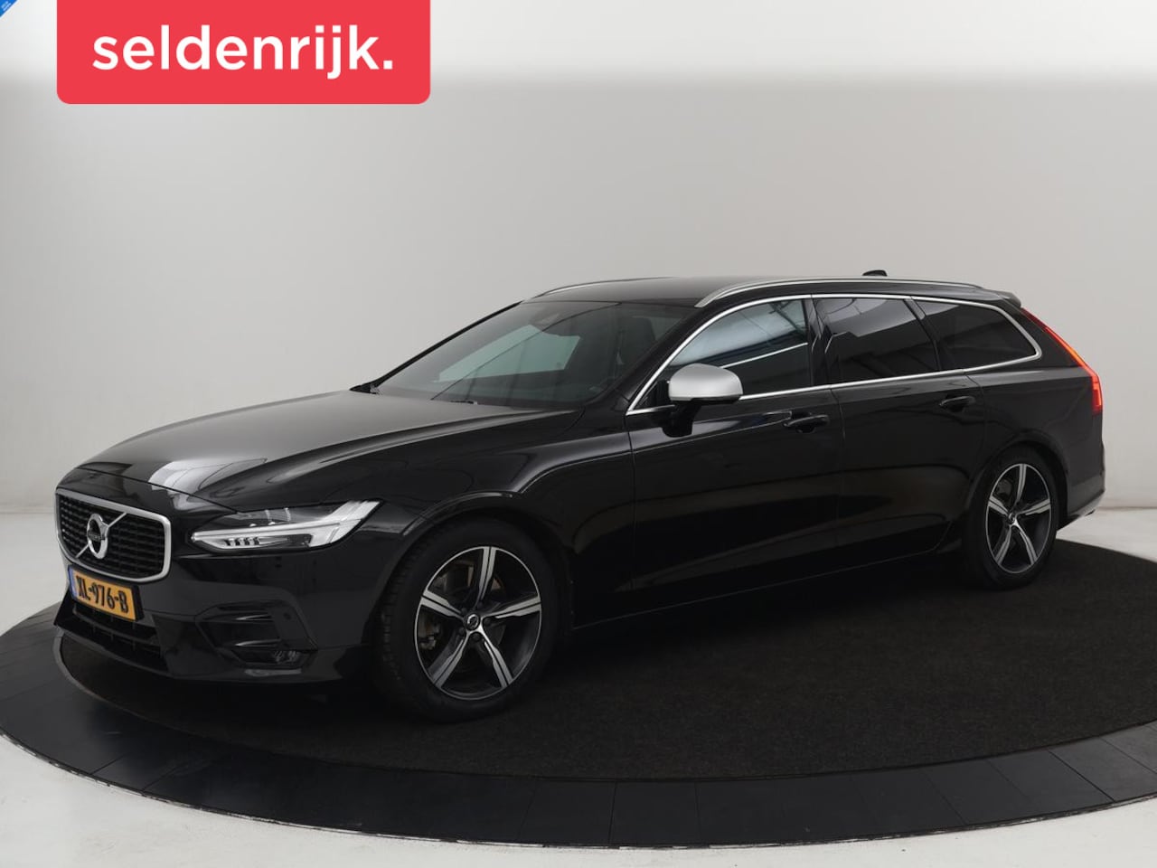 Volvo V90 - 2.0 T4 R-Design | Trekhaak | Leder/Alcantara | Stoelverwarming | Adaptive cruise | Camera - AutoWereld.nl