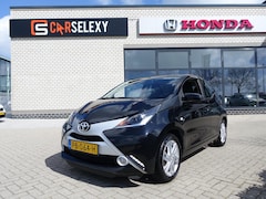 Toyota Aygo - 1.0 VVT-i 69pk 5D x-play Trekhaak LM-Velgen met 4 Seizoenebanden Achteruitrijcamera 22006