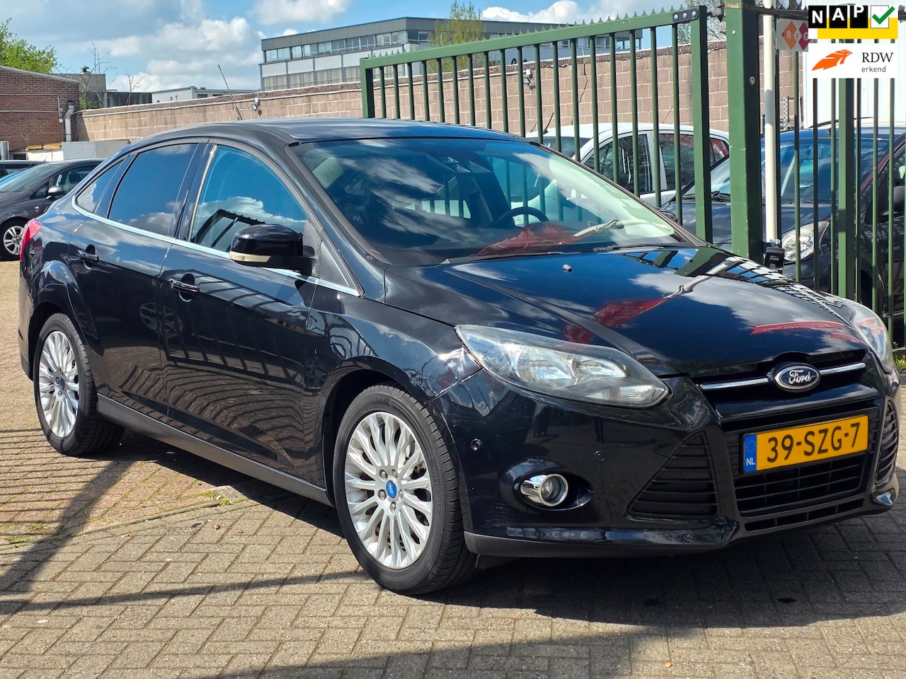 Ford Focus - 1.6 EcoBoost Titanium Start stop Airco cruis control stoelverwarming trekhaak parkeer sens - AutoWereld.nl