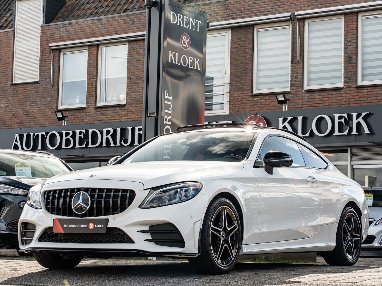 Mercedes-Benz C-klasse Coupé - 200 Premium Plus Pack AMG PANO BURMESTER 360 CAMERA NIGHT PAKKET DIGITAAL DASH BOMVOL!! - AutoWereld.nl
