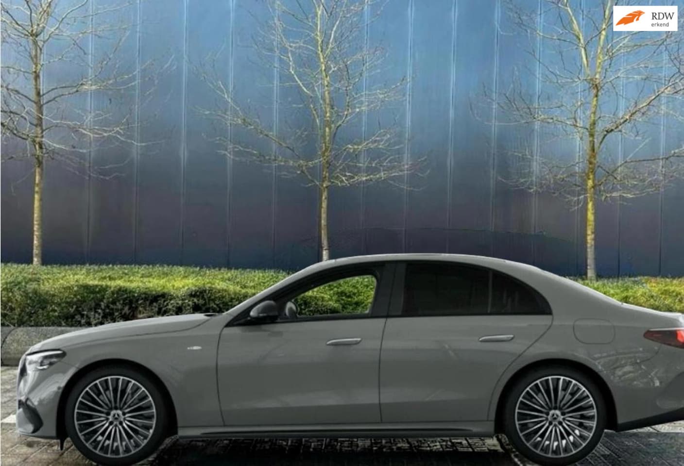 Mercedes-Benz E-klasse - 300 e AMG Line | Fabrieksgarantie | Pano | Night | Distronic | Burmester - AutoWereld.nl