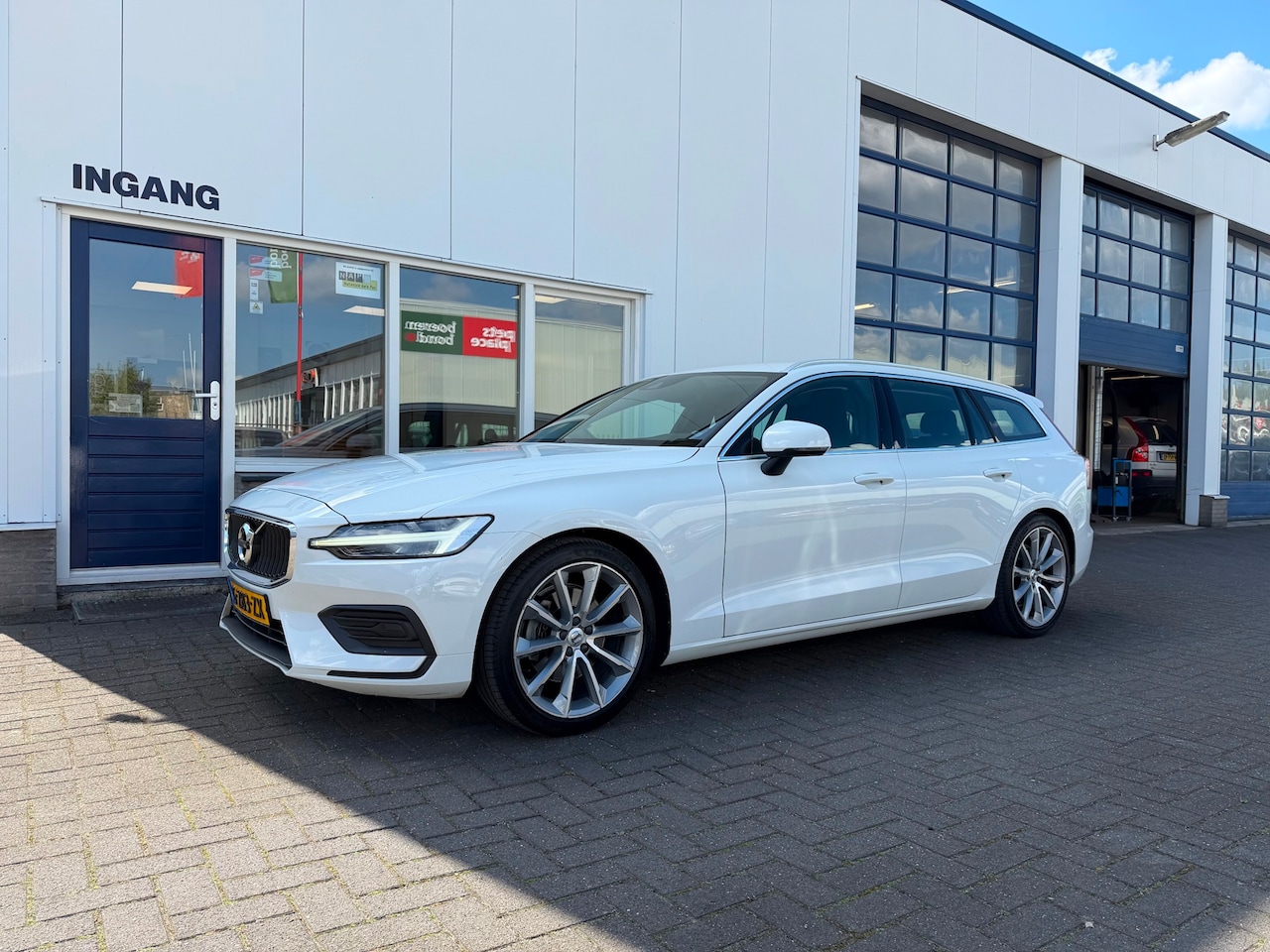 Volvo V60 - 2.0 T4 Momentum Pro 2.0 T4 Momentum Pro - AutoWereld.nl