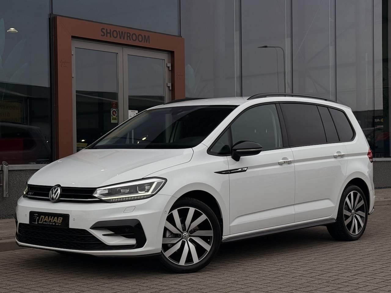 Volkswagen Touran - 1.5 TSI Highline Business R 7p | ACC | Achteruitrijcamera | Voorstoelen + achter verwarmd - AutoWereld.nl