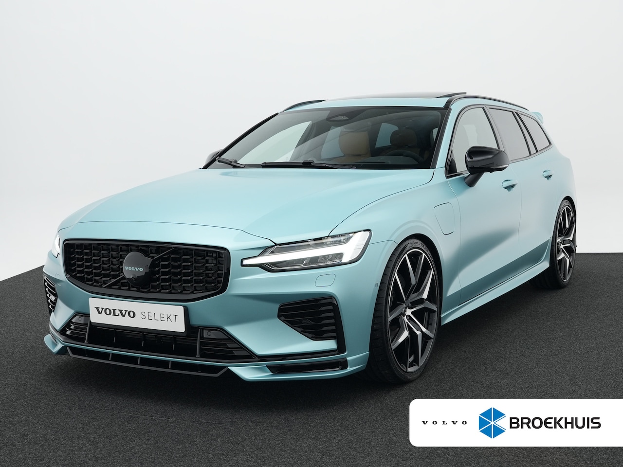 Volvo V60 - T8 Plug-in hybrid AWD Ultra Dark HEICO | Custum Wrap | 21" | Extra getint glas | Full-LED - AutoWereld.nl