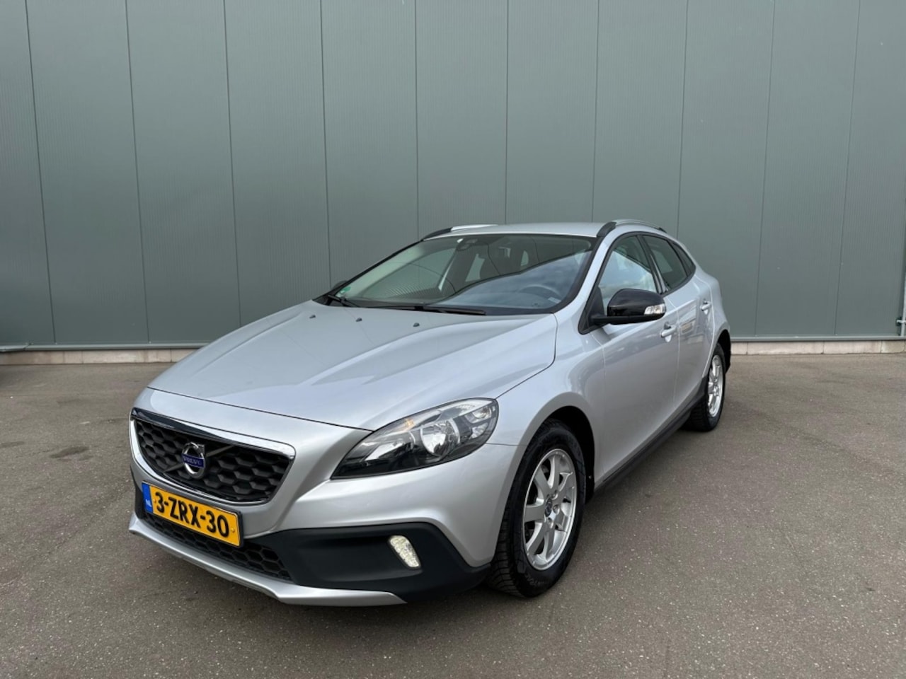 Volvo V40 Cross Country - 1.6 D2 Momentum TREKHAAK | ONDERHOUDSBOEKJE ! - AutoWereld.nl