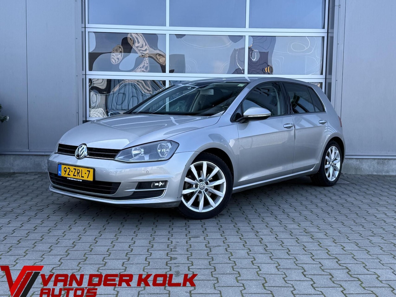 Volkswagen Golf - 1.6 TDI Highline | Navigatie | Cruise | Climate | Trekhaak | Sensoren - AutoWereld.nl