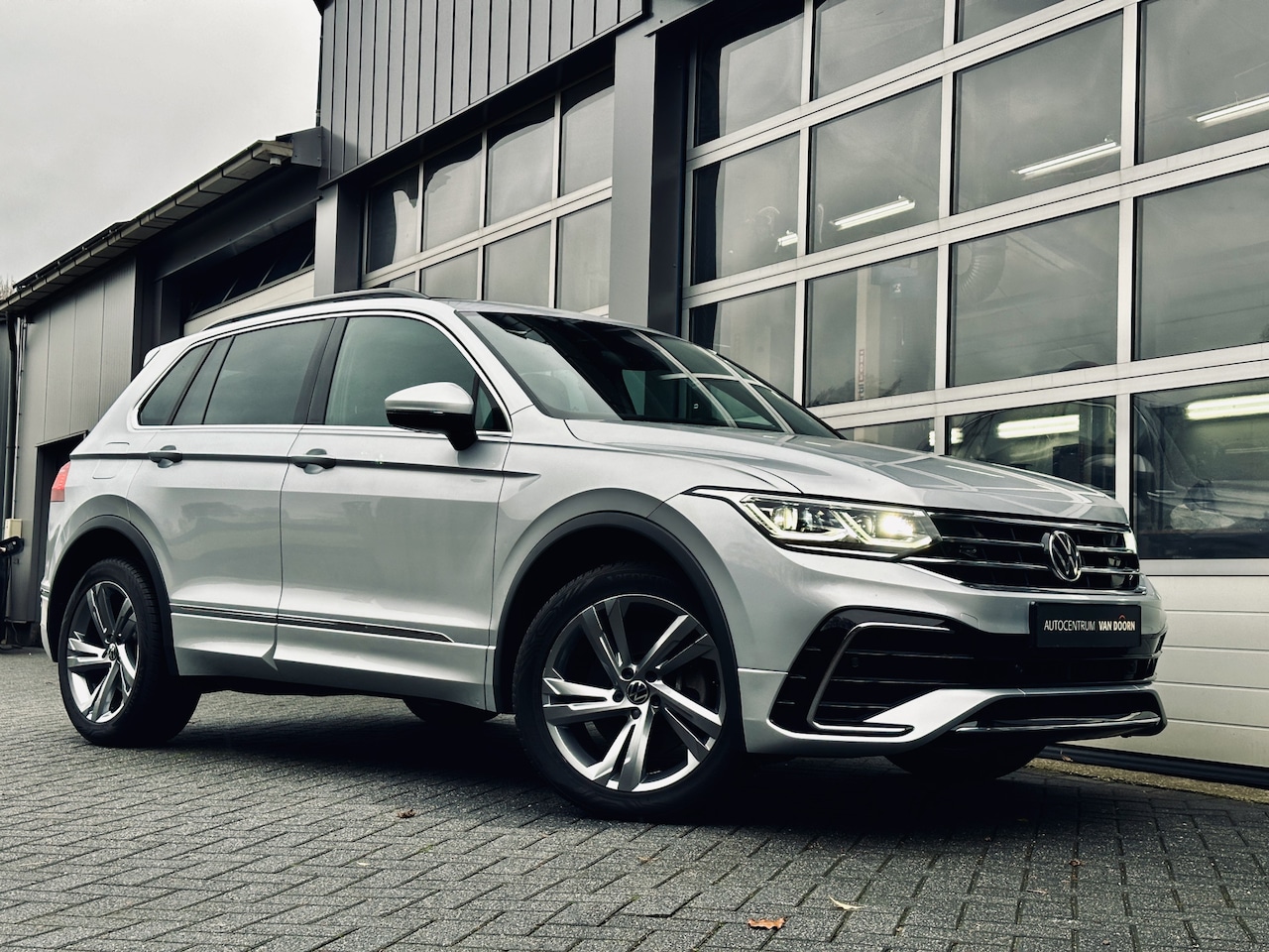 Volkswagen Tiguan - 1.4 TSI eHybrid R-Line | Panoramadak | LED | Trekhaak | Business+ | Camera | Adapt Cruise - AutoWereld.nl