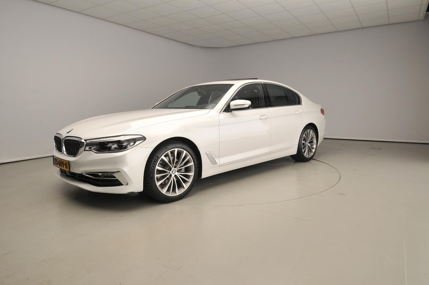 BMW 5-serie - Sedan 520d | LED | Leder | HUD | Active cruise | Trekhaak | Schuifdak | Comfortzetels | DA - AutoWereld.nl