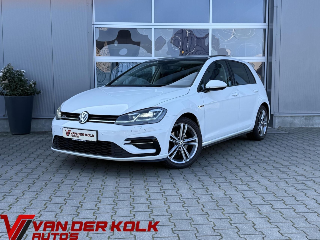 Volkswagen Golf - 1.5 TSI R-Line | LED | Panorama | Adaptive Cruise | Navigatie | Climate | Stoelverwarming - AutoWereld.nl