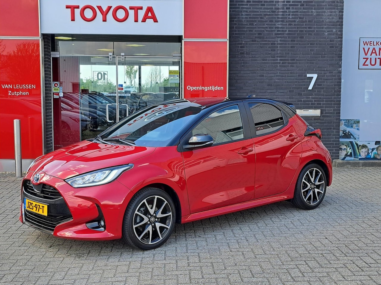 Toyota Yaris - 1.5 HYBRID EXECUTIVE HEAD-UP STOELVERWARMING BI-TONE PARK-SENSOREN HALF-LEDER 17"LM-VELGEN - AutoWereld.nl