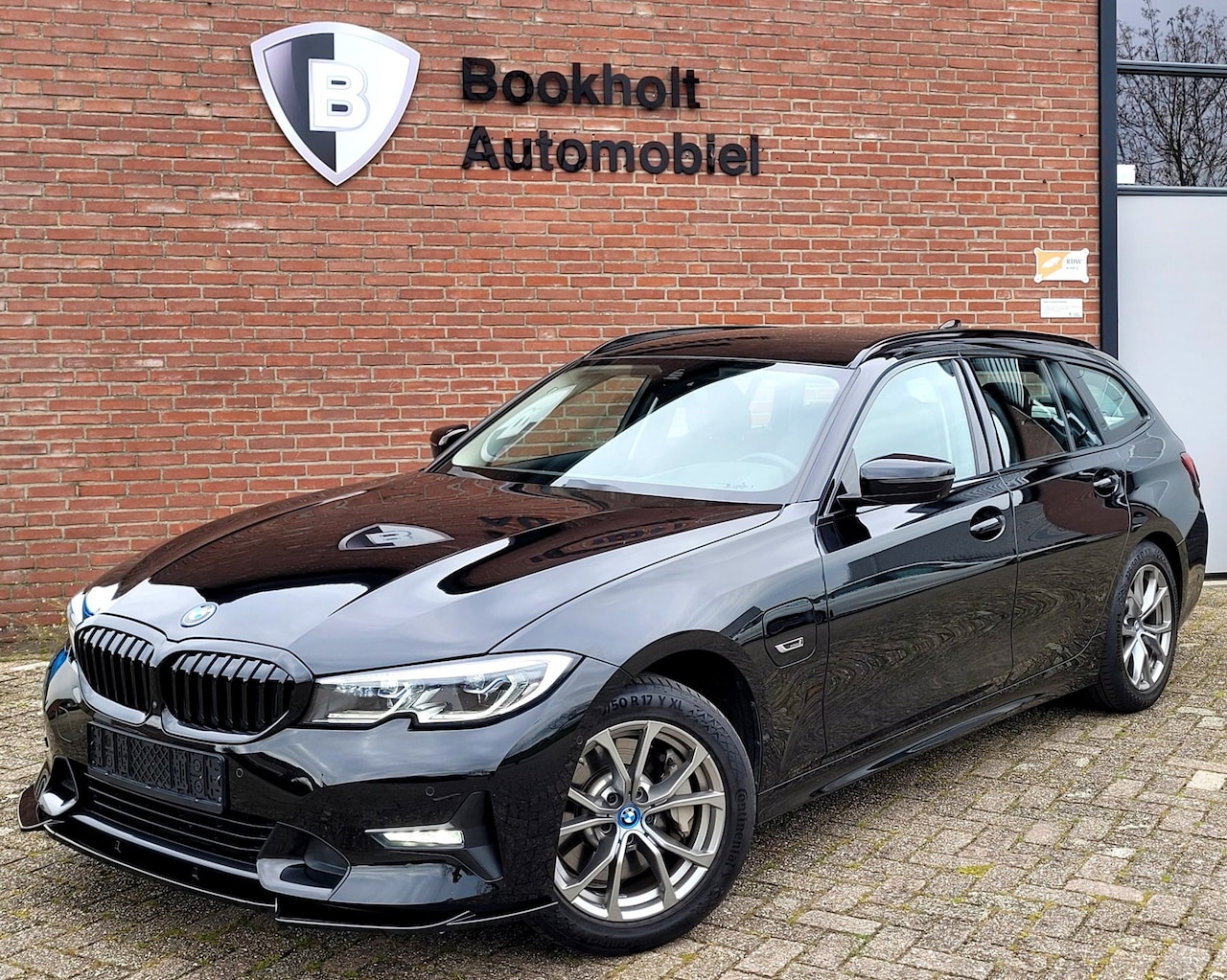 BMW 3-serie - 330E XDRIVE Sport - 360-cam, HUD, Laser, Drive Assist, Keyless - AutoWereld.nl